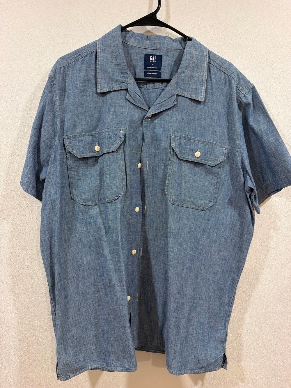 GAP men's short-sleeve chambray utility shirt in a light-to-medium indigo wash